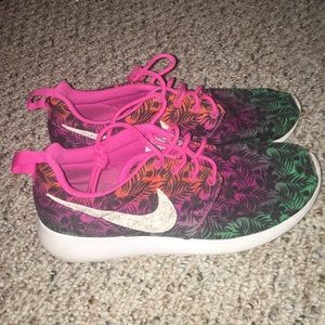 nike hot pink roshes